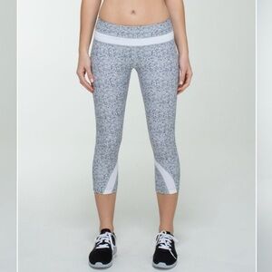 ❤️ LULULEMON Run: Inspire Crop Leggings in Petite Fleur Silver Spoon / White G31